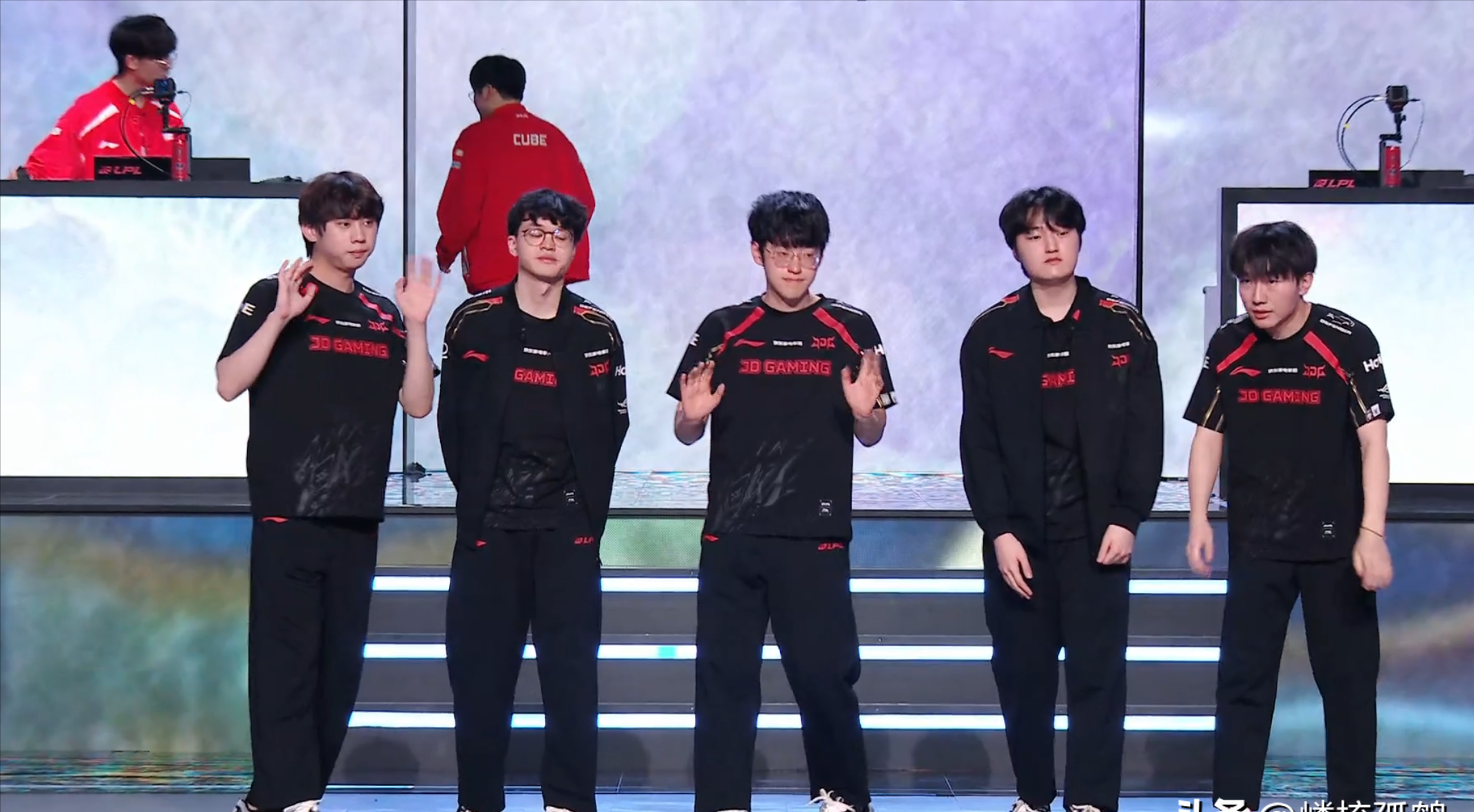 开云体育下载-RNG绝杀V5，Peanut团战一打五激烈交锋四强赛，让粉丝疯狂欢呼