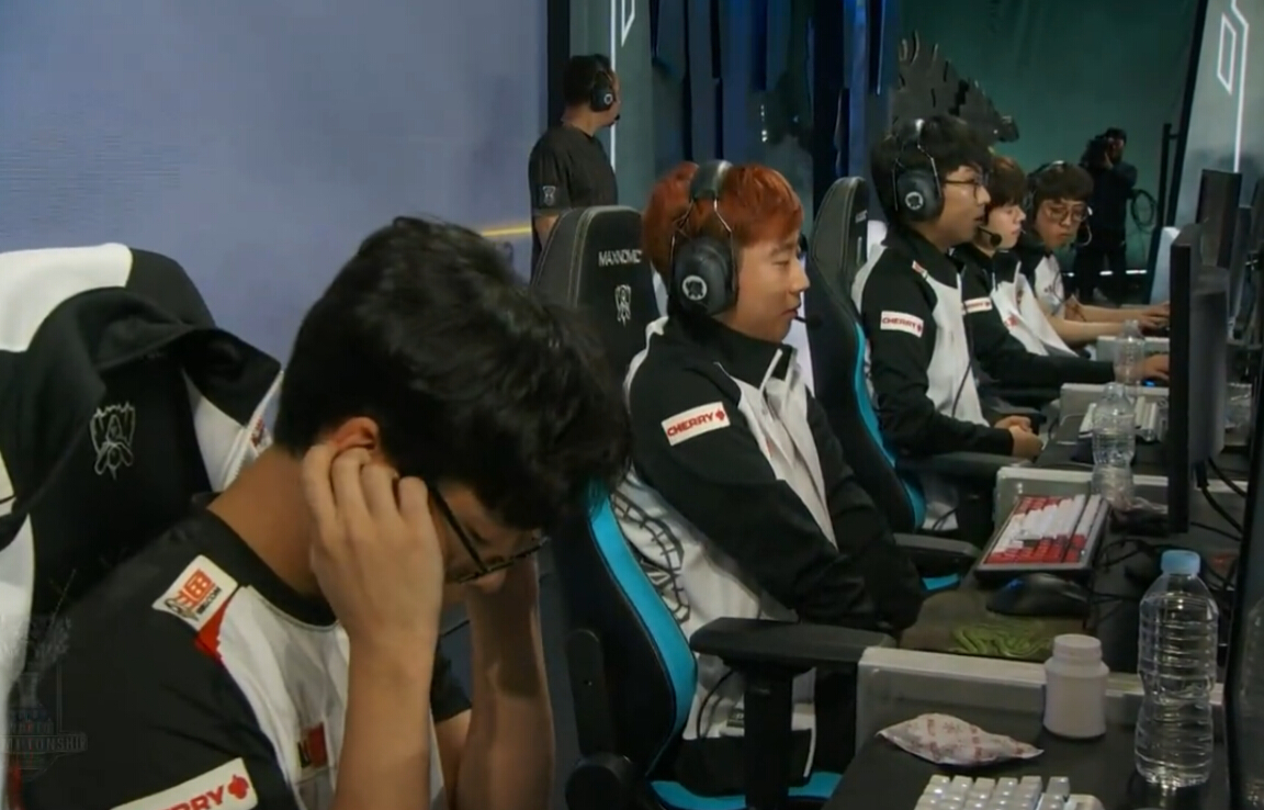 RNG绝杀V5，Peanut团战一打五激烈交锋四强赛，让粉丝疯狂欢呼