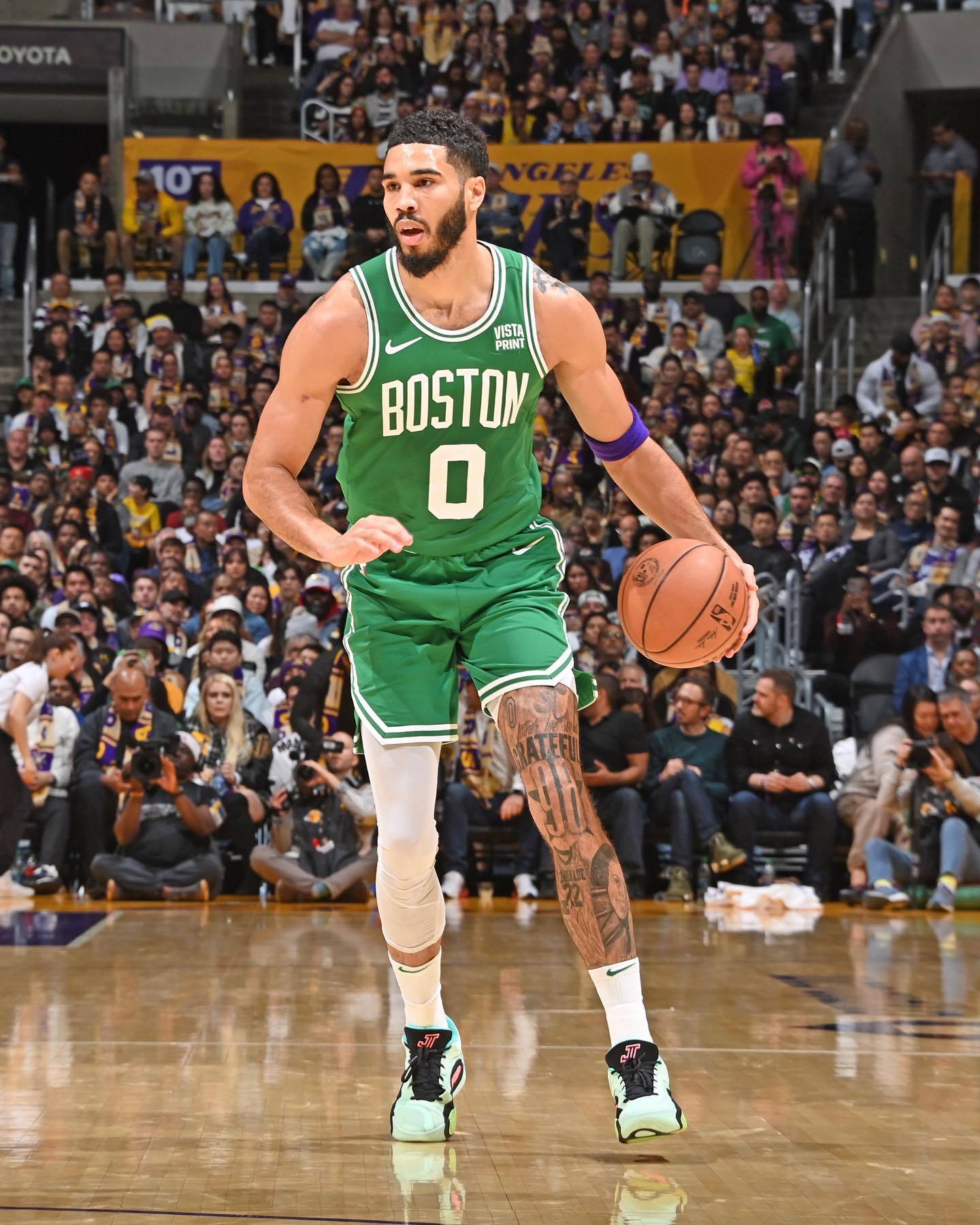 关于青岛队险胜江苏队，塔图姆状态火热的信息